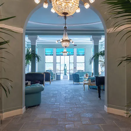 Grand Hotel